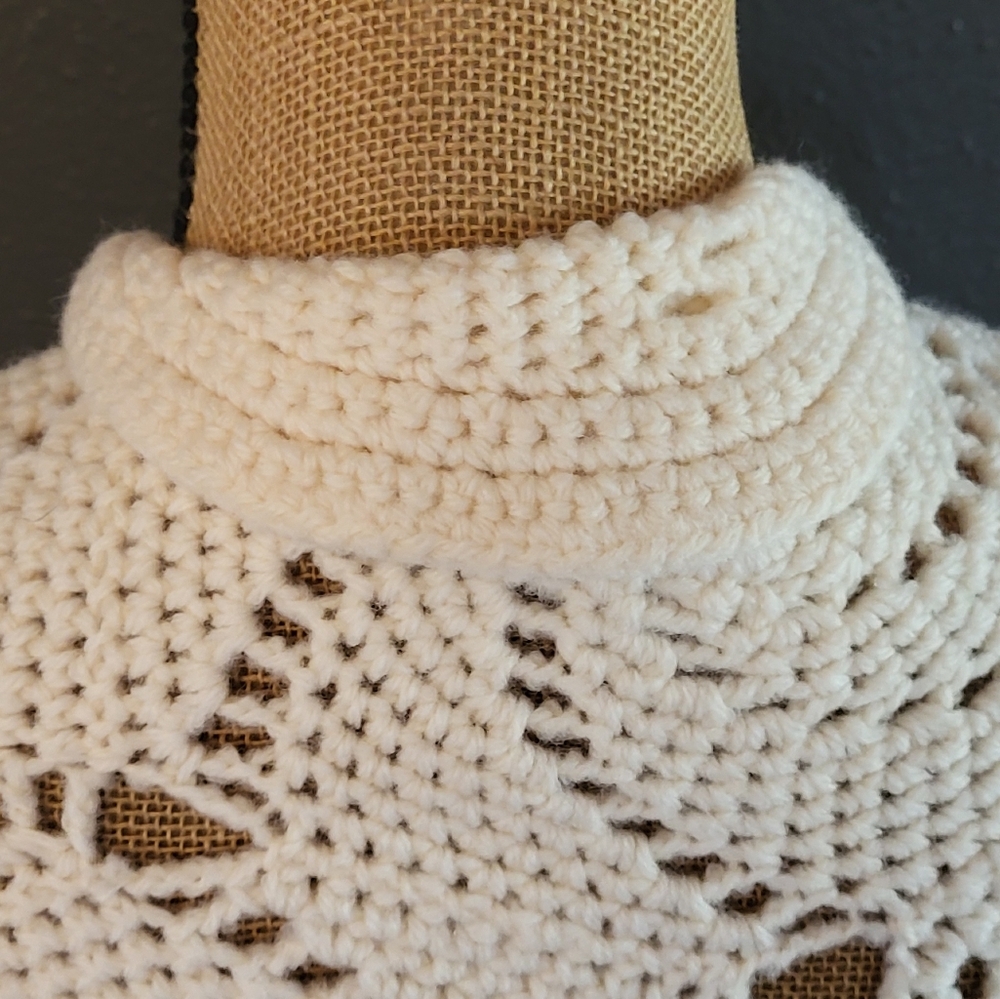 Vintage 70s Crocheted Ivory Button-up Cape With Fringe One Size - Picture 4 of 9